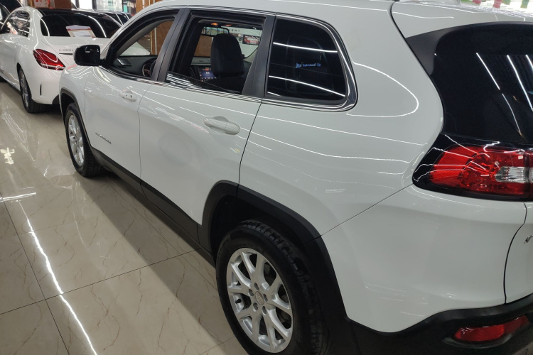 Jeep 自由光 2017款 2.0L 优越版车身外观4