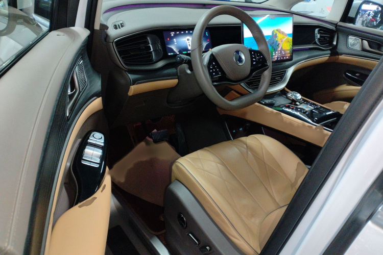 腾势D9 2022款 DM-i 970 四驱旗舰型中控内饰7002