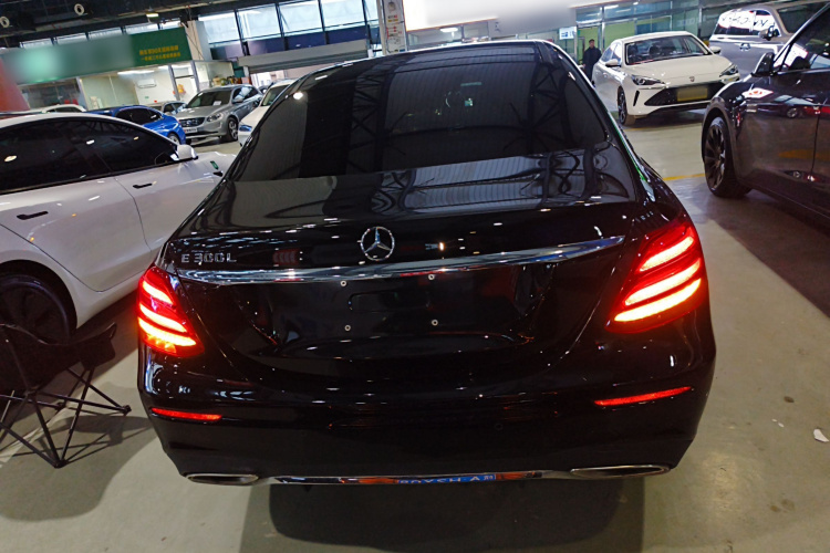 奔驰E级 2019款 E 300 L 运动时尚型车身外观6