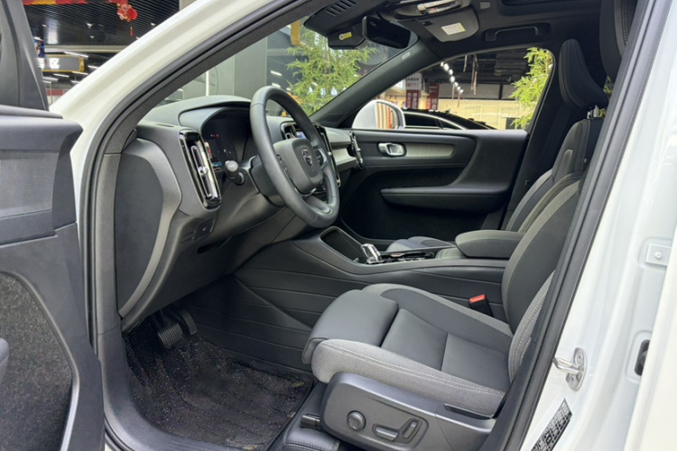 沃尔沃XC40 2024款 B3 智远豪华版中控内饰7003