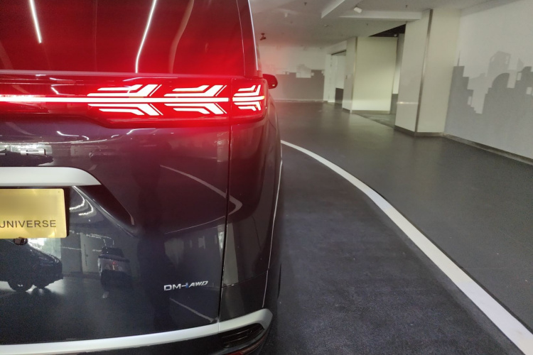 腾势D9 2024款 DM-i 980 四驱尊贵型车身外观9