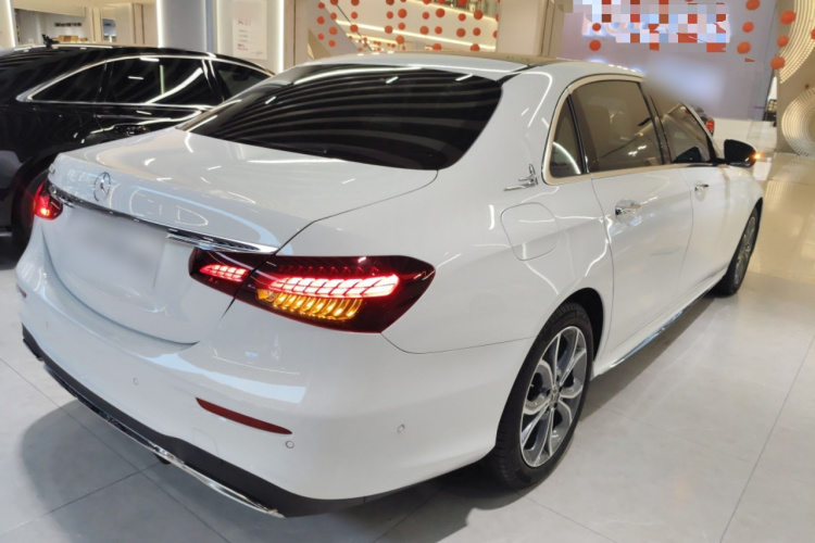 奔驰E级 2023款 E 300 L 运动豪华型车身外观7
