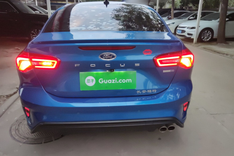 福特 福克斯 2020款 三厢 EcoBoost 180 自动ST Line车身外观6