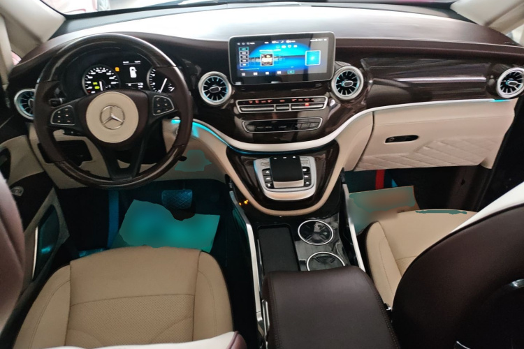 奔驰 威霆 2021款 2.0T 精英版 7座中控内饰12