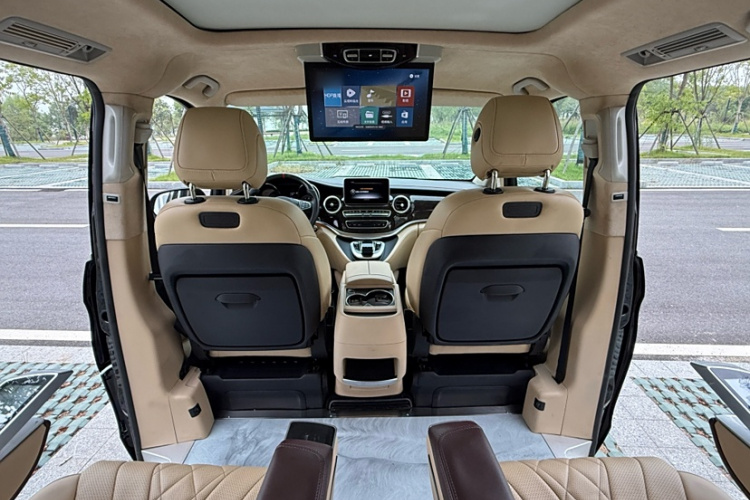 奔驰V级 2018款 V 260 L 尊贵加长版 国VI中控内饰7009