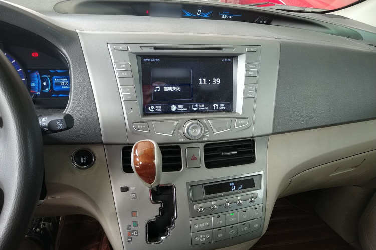 比亚迪M6 2015款 2.4L 自动尊贵版局部细节16
