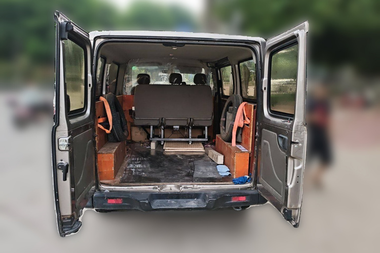 上汽大通MAXUS 新途V80 2017款 2.5T 5挡手动傲运通国IV短轴超低顶5/6/10座局部细节23