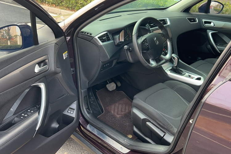 DS 6 2016款 1.6T 雅致版THP160中控内饰7001