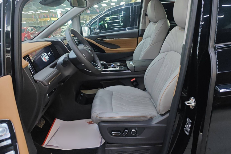 广汽传祺 传祺M8 2024款 大师系列 400T 至尊版中控内饰19