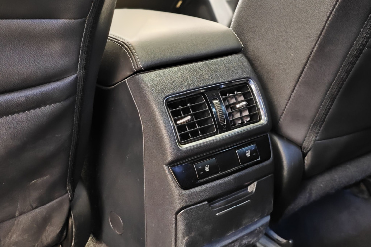 斯巴鲁 力狮 2016款 2.5i 全驱荣耀版中控内饰7004