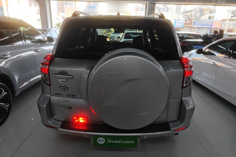 丰田 RAV4荣放 2011款 2.0L 自动豪华版车身外观6