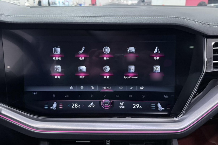 大众 途锐 2022款 3.0TSI 锐享版 曜黑运动套装中控内饰7008