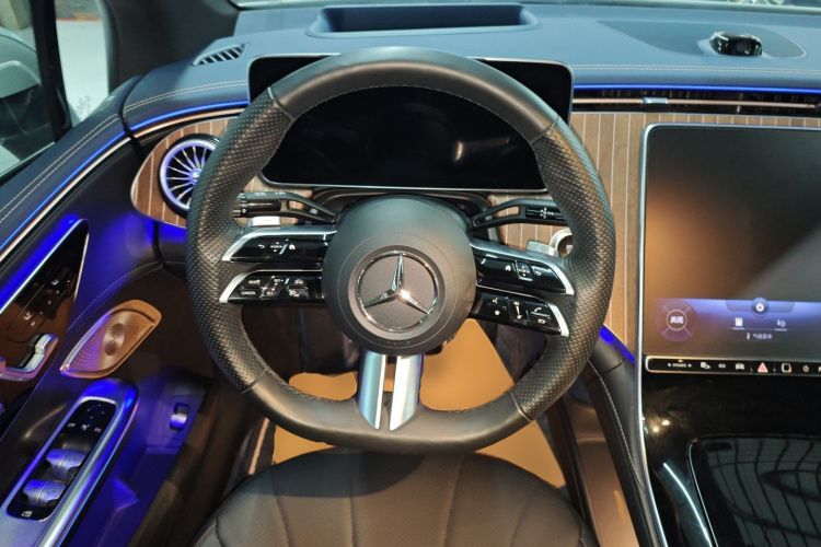 奔驰EQE 2022款 350 豪华版中控内饰13