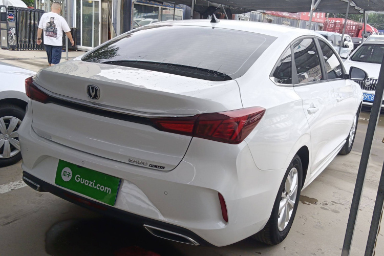 长安 逸动 2022款 PLUS 1.6L GDI CVT精英型车身外观6003