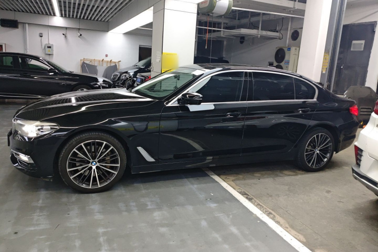 宝马5系 2019款 530Li 领先型 豪华套装车身外观6003