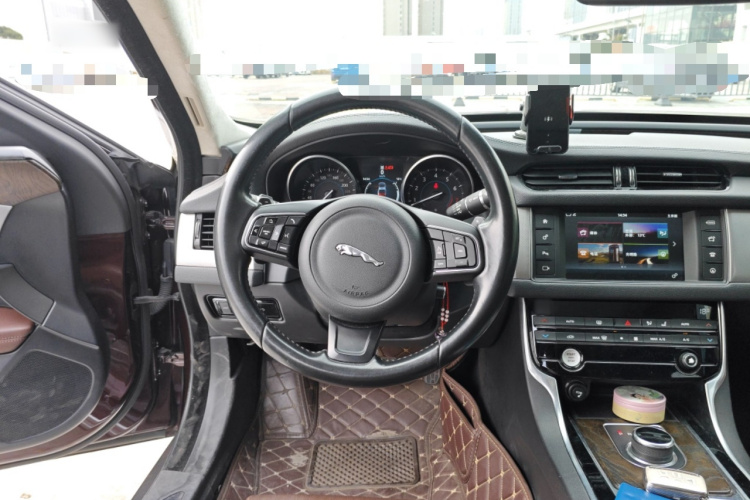 捷豹XFL 2017款 XFL 2.0T 240PS 豪华版局部细节13