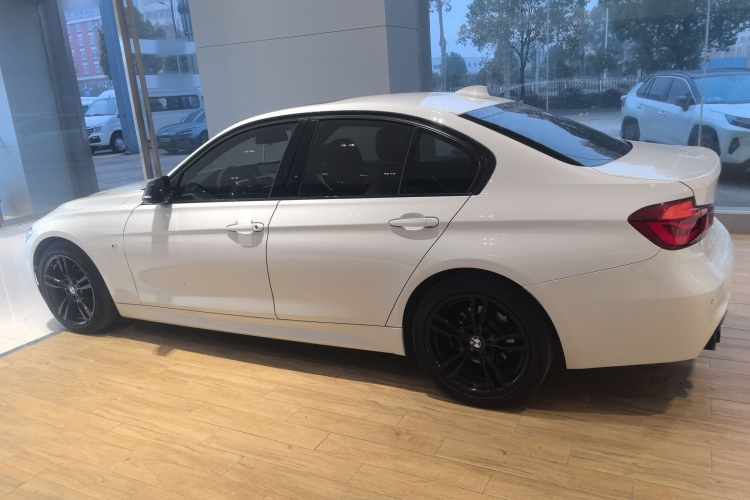 宝马3系 2019款 320i M运动曜夜版车身外观6003