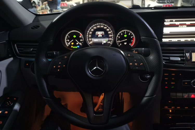 奔驰E级 2014款 E 260 L 运动型中控内饰13