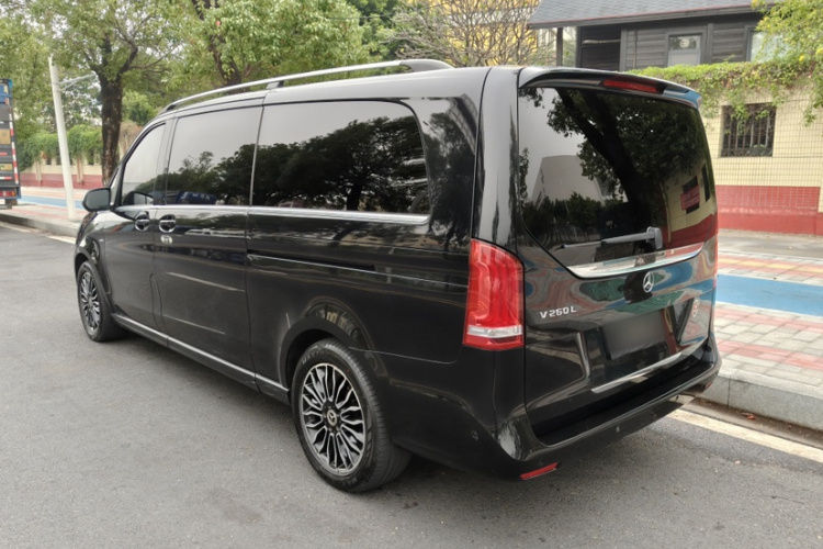 奔驰V级 2018款 V 260 L 尊贵加长版 国VI车身外观6010