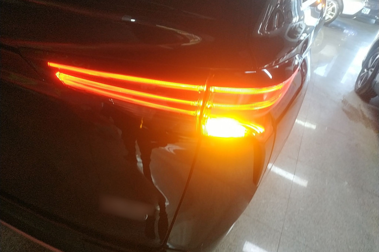 丰田 赛那SIENNA 2023款 2.5L混动 尊贵版车身外观6006