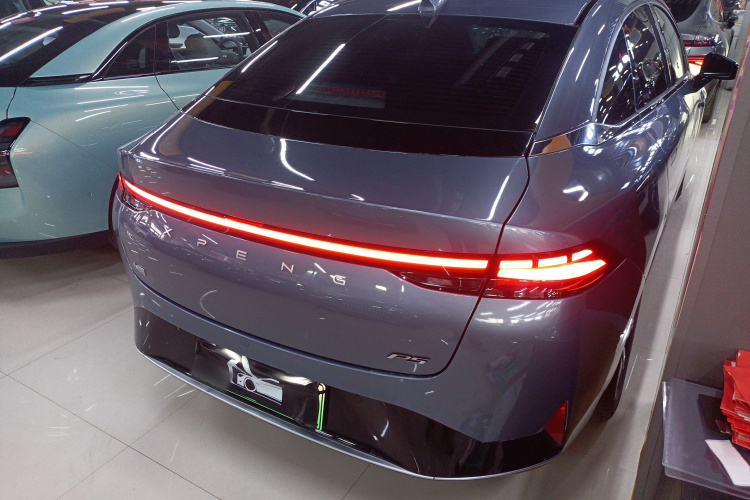 小鹏P5 2021款 550E车身外观7