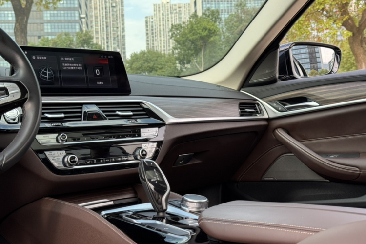 宝马5系 2019款 改款 530Li 领先型 豪华套装中控内饰7003