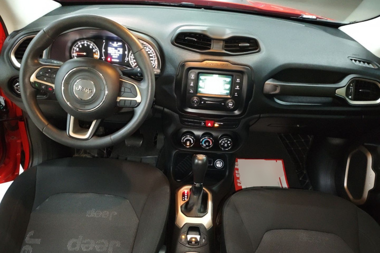 Jeep 自由侠 2017款 180T 自动高能版中控内饰12