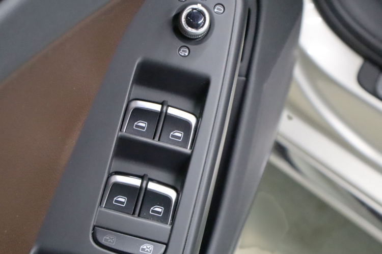 奥迪A4L 2016款 35 TFSI 典藏版 自动标准型中控内饰7013