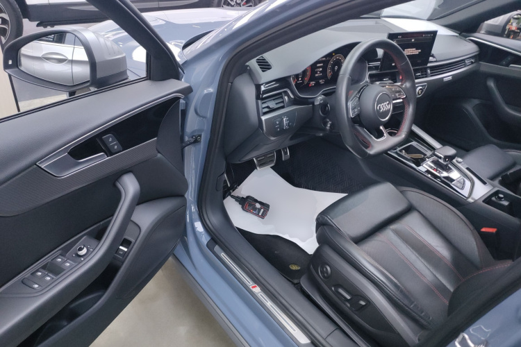 奥迪A4L 2022款 40 TFSI quattro RS套件燃速型中控内饰20
