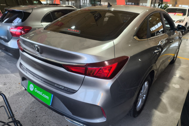 长安 逸动 2020款 PLUS 1.6L GDI 手动精英型车身外观7