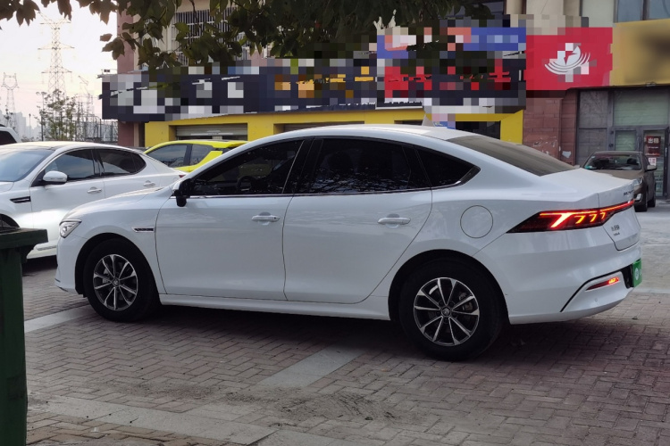 比亚迪 秦PLUS 2024款 荣耀版 DM-i 55KM领先型车身外观4