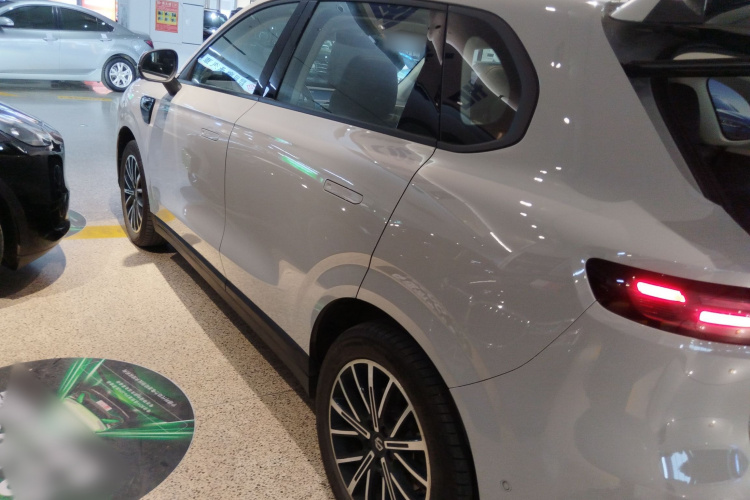 零跑汽车 零跑B10 2025款 510悦享版车身外观4