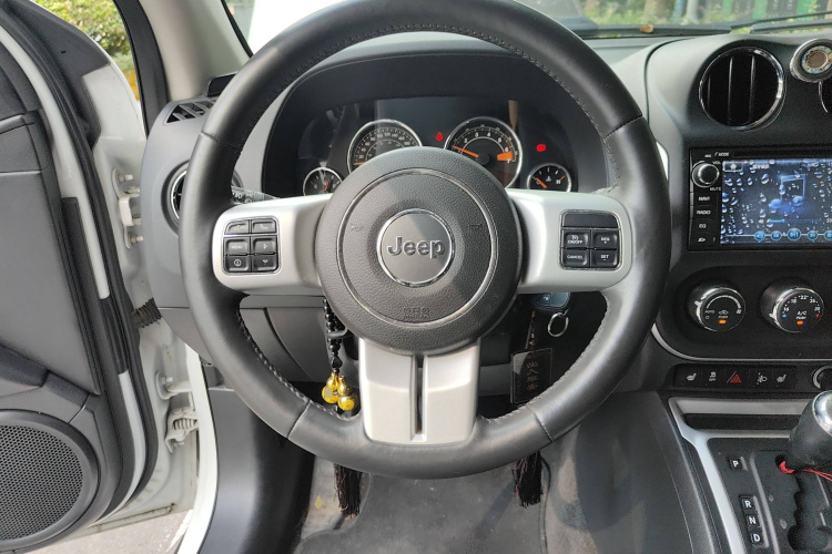 Jeep 指南者(进口) 2013款 2.0L 两驱豪华版中控内饰13