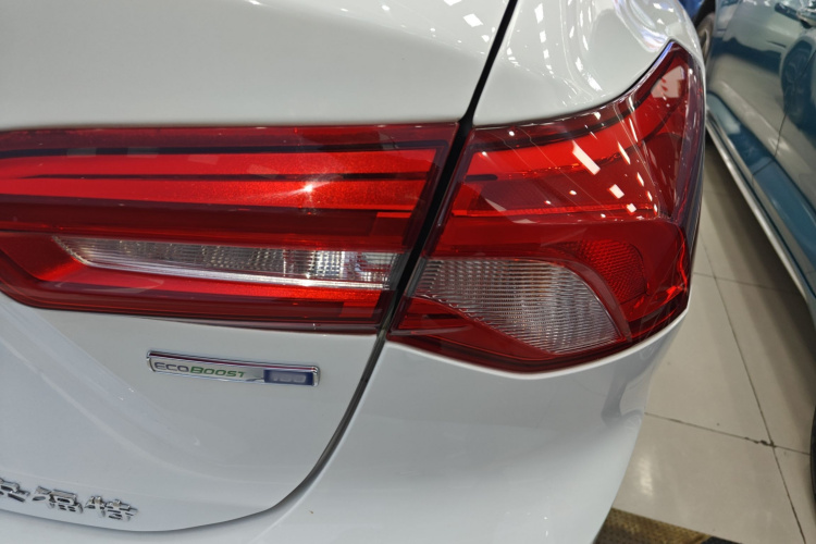 福特 福克斯 2020款 三厢 EcoBoost 180 自动ST Line车身外观6006