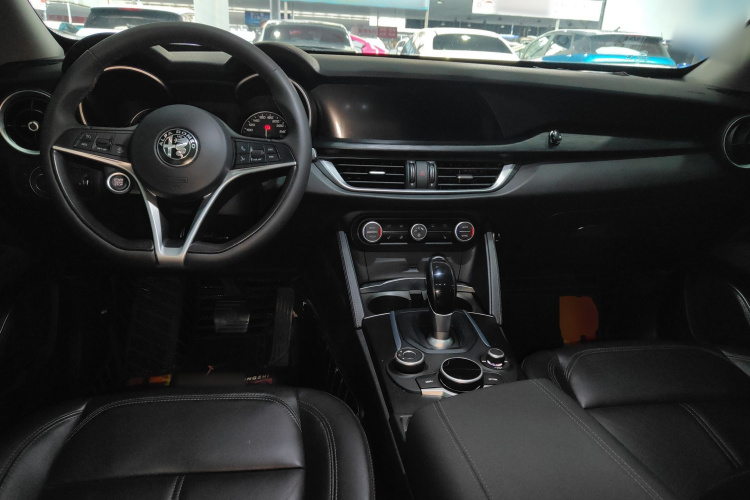 阿尔法·罗密欧 Stelvio斯坦维 2017款 2.0T 200HP 精英版中控内饰12
