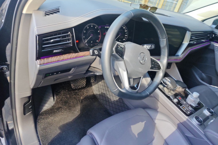 大众 途锐 2022款 3.0TSI 锐享版 曜黑运动套装中控内饰7002