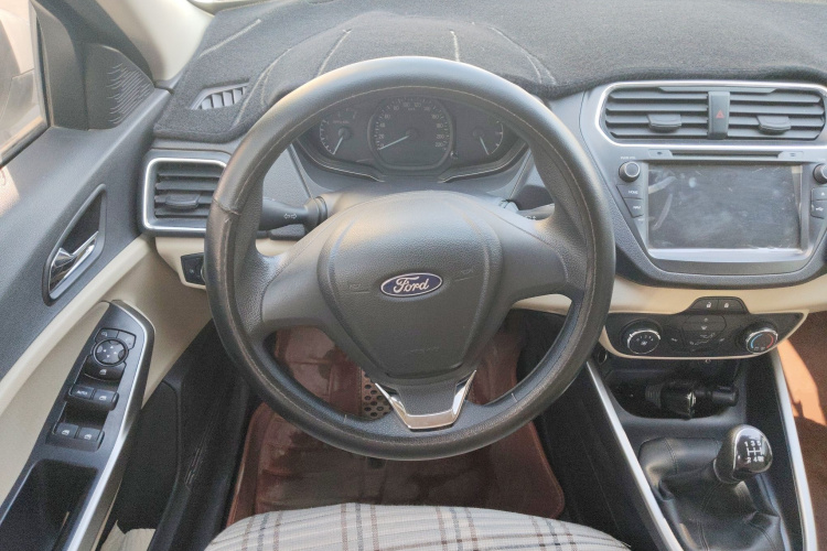 福特 福睿斯 2017款 改款 1.5L 手动舒适型中控内饰13