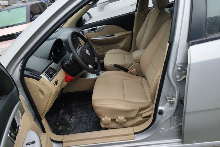 别克 凯越 2013款 1.5L 自动经典型中控内饰19