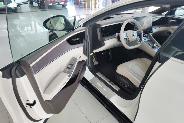 腾势Z9 2024款 630km 四驱Max版中控内饰7003