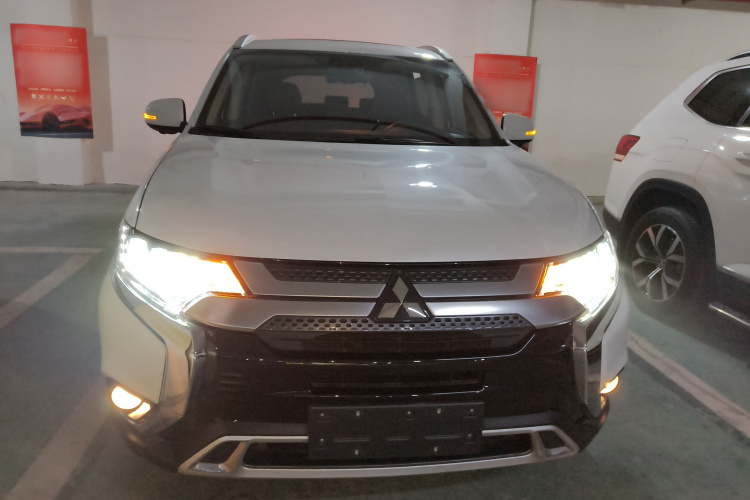 三菱 欧蓝德 2020款 2.4L 四驱致享版 7座车身外观6001