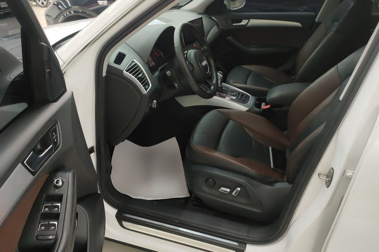 奥迪Q5 2017款 Plus 40 TFSI 技术型中控内饰20