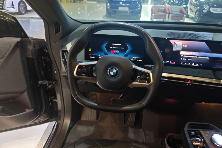 宝马iX 2023款 改款 xDrive40中控内饰13