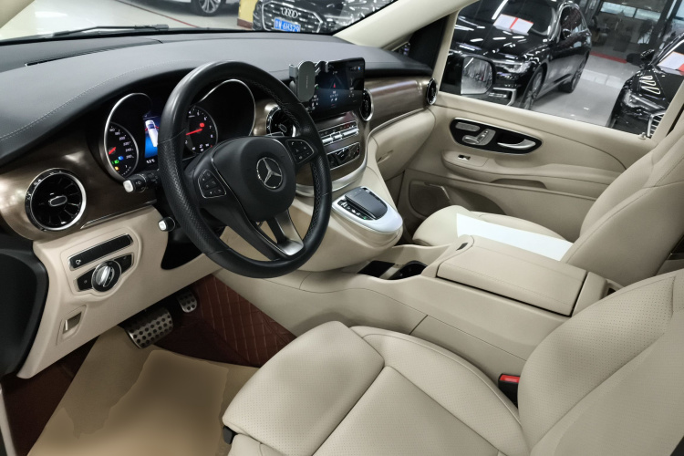 奔驰V级 2022款 V 260 尊贵版中控内饰20