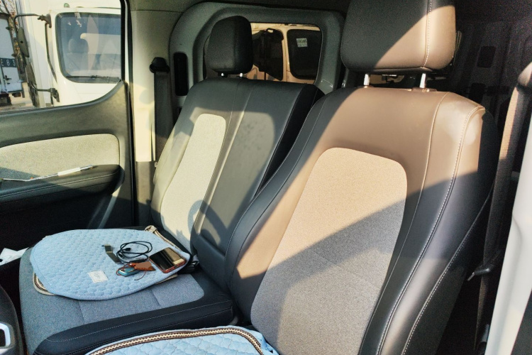 瑞驰汽车 瑞驰新能源EC75 2025款 客运 智行超充版 先锋型Ⅰ 52.16kWh中控内饰19