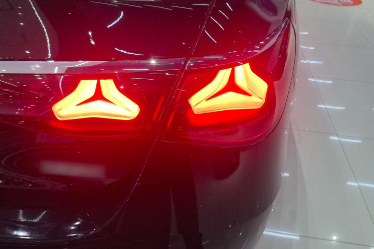 奔驰E级 2025款 E 260 L车身外观9