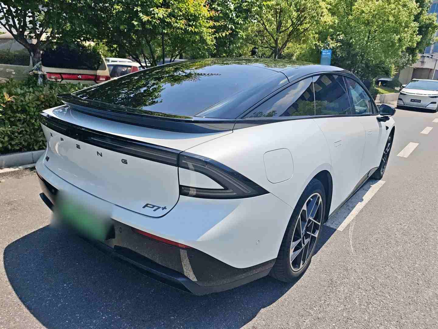 小鹏P7+右后45度流线造型展示
