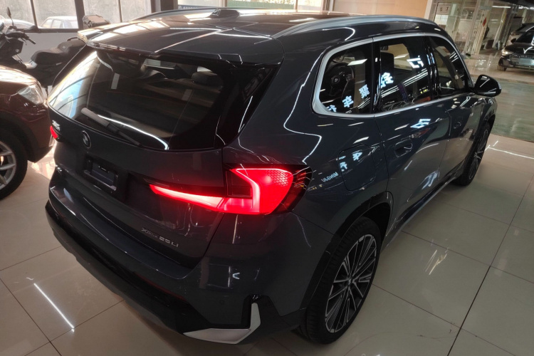 宝马X1 2023款 xDrive25Li X设计套装车身外观6005