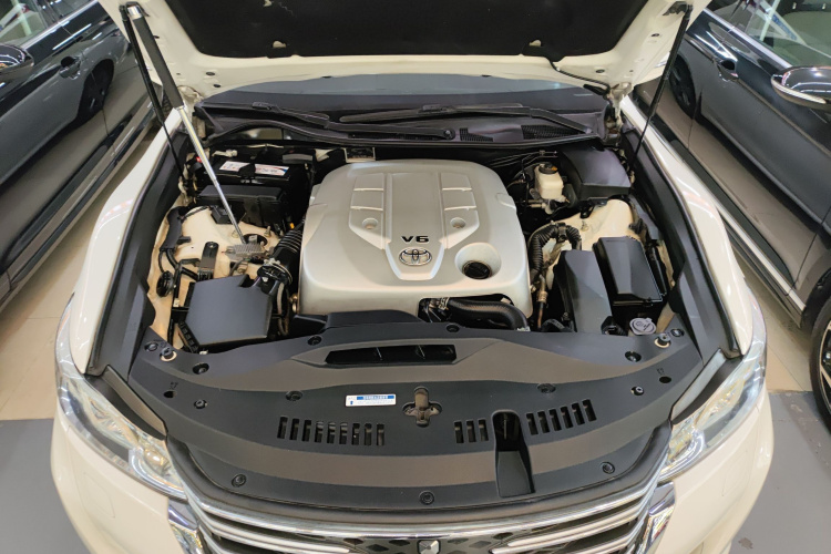 丰田 皇冠 2015款 2.5L 智享版机舱底盘24