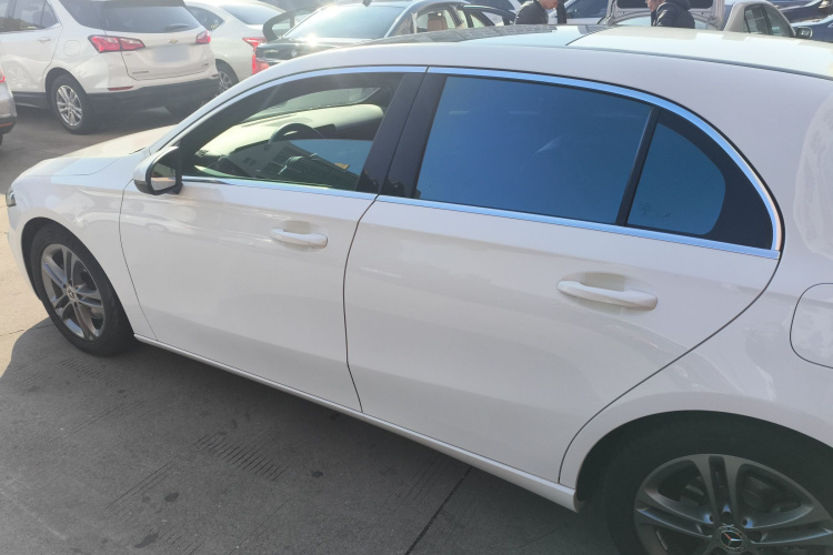 奔驰A级(进口) 2019款 A 200 动感型车身外观4