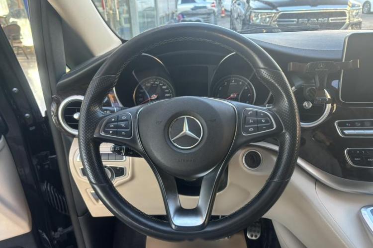 奔驰V级 2018款 V 260 L 尊贵加长版 国VI中控内饰7002